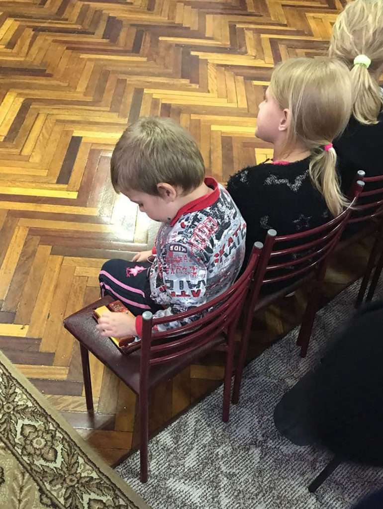Ребенок с подарком